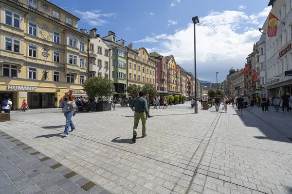 Innsbruck, Avusturya. 31 Temmuz 2025. Şehir merkezindeki Maria-Theresien-Strasse yaya yolunun panoramik görüntüsü.