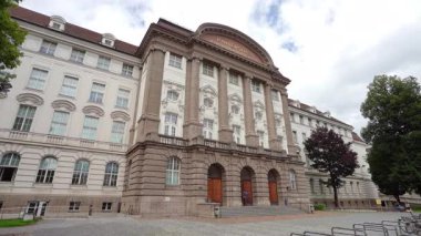 Innsbruck, Avusturya. 1 Ağustos 2025. Şehir merkezindeki Leopold-Franzens-Universitat 'ın dış görünümü