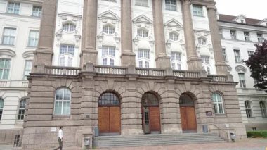 Innsbruck, Avusturya. 1 Ağustos 2025. Şehir merkezindeki Leopold-Franzens-Universitat 'ın dış görünümü