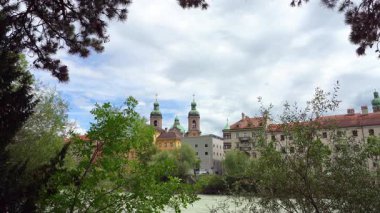 Innsbruck, Avusturya. 31 Temmuz 2025. Şehir merkezindeki Inn Nehri 'nden şehrin panoramik manzarası.