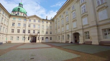 Innsbruck, Avusturya. 1 Ağustos 2025. Şehir merkezindeki Hofburg Kalesi 'nin iç avlusunun panoramik görüntüsü.
