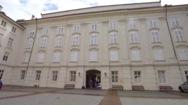 Innsbruck, Avusturya. 1 Ağustos 2025. Şehir merkezindeki Hofburg Kalesi 'nin iç avlusunun panoramik görüntüsü.