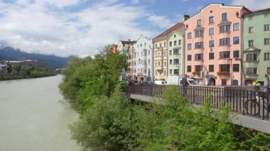 Innsbruck, Avusturya. 31 Temmuz 2025. Inn Nehri 'nden şehrin panoramik manzarası.