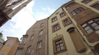 Innsbruck, Avusturya. 31 Temmuz 2025. Şehrin tarihi merkezinin eski binaları arasında yukarı doğru bir manzara.