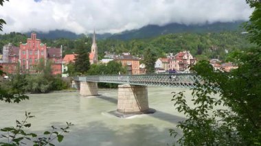Innsbruck, Avusturya. 1 Ağustos 2025. Emile Bthouart köprüsünün panoramik görüntüsü.