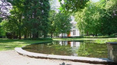 Innsbruck, Avusturya. 1 Ağustos 2025. Şehir merkezindeki Innsbruck Court Garden 'ın panoramik görüntüsü.