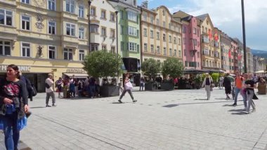 Innsbruck, Avusturya. 31 Temmuz 2025. Şehir merkezindeki Maria-Theresien-Strasse yaya yolunun panoramik görüntüsü.