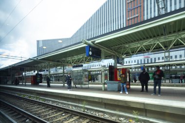 Helsinki, Finlandiya. 26 Ağustos 2025. Yolcular şehir merkezindeki tren istasyonunda bekliyorlar.