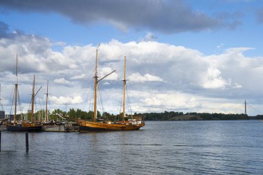 Helsinki, Finlandiya. 26 Ağustos 2025. Şehrin limanına demirlemiş eski bir ahşap gemi.