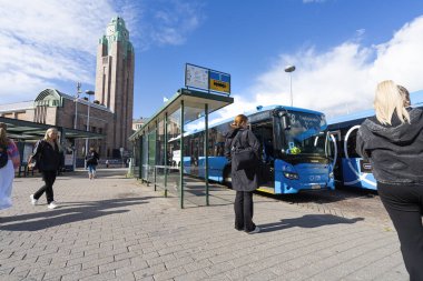 Helsinki, Finlandiya. 26 Ağustos 2025. Şehir merkezinde bir otobüs durağında bekleyenler var.