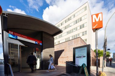 Helsinki, Finlandiya. 26 Ağustos 2025. Şehir merkezindeki Helsinki Üniversitesi metro istasyonunun dış görünüşü