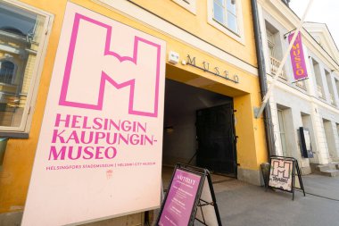 Helsinki, Finlandiya. 26 Ağustos 2025. Şehir merkezindeki Helsinki şehir müzesinin dış görüntüsü