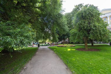 Helsinki, Finlandiya. 26 Ağustos 2025. Şehir merkezindeki küçük Ritarihuone Puistikko parkı manzaralı.