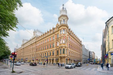 Helsinki, Finlandiya. 26 Ağustos 2025. Şehir merkezindeki bir caddenin köşesindeki tarihi bir binanın dış görüntüsü.