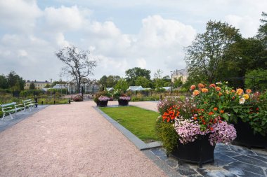 Helsinki, Finlandiya. 26 Ağustos 2025. Kaisaniemi Botanik Bahçesi 'nin panoramik manzarası şehir merkezinde.