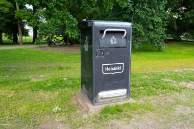 Helsinki, Finlandiya. 26 Ağustos 2025. Şehir merkezindeki bir parkta çöp tenekesi.