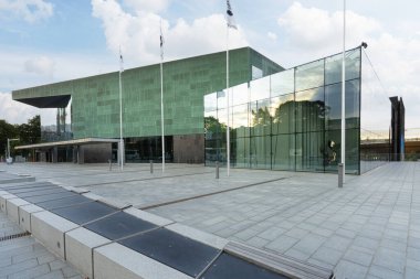 Helsinki, Finlandiya. 26 Ağustos 2025. Şehir merkezindeki Müzik Merkezi binasının modern arşivine ekyernal bakış.
