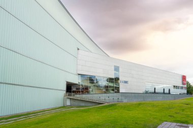 Helsinki, Finlandiya. 26 Ağustos 2025. Şehir merkezindeki Kiasma Tiyatrosu 'nun dış görünüşü.