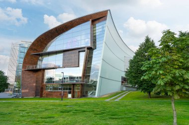 Helsinki, Finlandiya. 26 Ağustos 2025. Şehir merkezindeki Kiasma Tiyatrosu 'nun dış görünüşü.