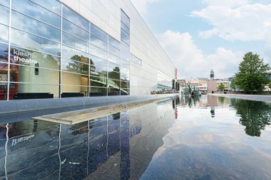 Helsinki, Finlandiya. 26 Ağustos 2025. Şehir merkezindeki Kiasma Tiyatrosu 'nun dış görünüşü.