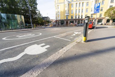 Helsinki, Finlandiya. 27 Ağustos 2025. Şehir merkezindeki kaldırımda bulunan elektrikli araba şarj istasyonu.