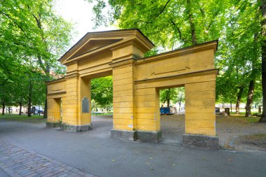 Helsinki, Finlandiya. 27 Ağustos 2025. Şehir merkezindeki Vanha Kirkkopuisto Eski Kilise Parkı 'ndaki eski mezarlık.