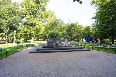 Helsinki, Finlandiya. 27 Ağustos 2025. Şehir merkezindeki Vanha Kirkkopuisto Eski Kilise Parkı 'ndaki Alman askerlerinin mezarı.