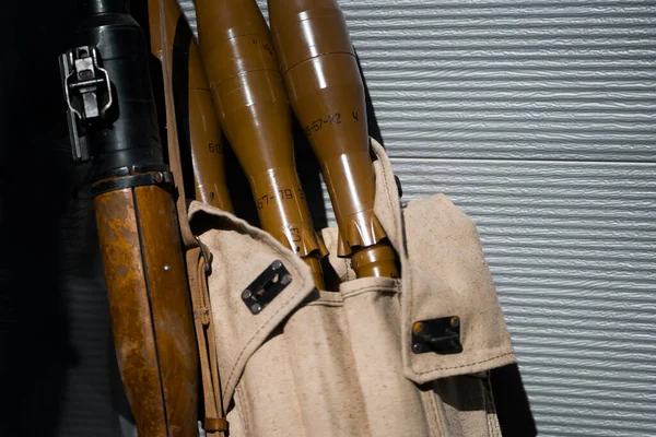Dělostřelecké Náboje Kulomet Stojí Pozadí Šedé Zdi Prapor Armádní Militaristické — Stock fotografie