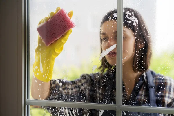 Młoda Dziewczyna Żółtych Gumowych Rękawiczkach Mundurze Dokładnie Myje Okna Detergentem — Zdjęcie stockowe