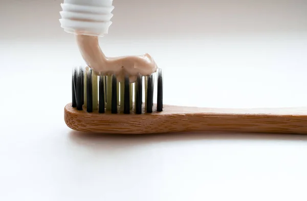 Κομψή Οδοντόβουρτσα Μπαμπού Ελαφρύ Φόντο Στο Μπάνιο Οδοντόκρεμα Από Σωλήνα — Φωτογραφία Αρχείου