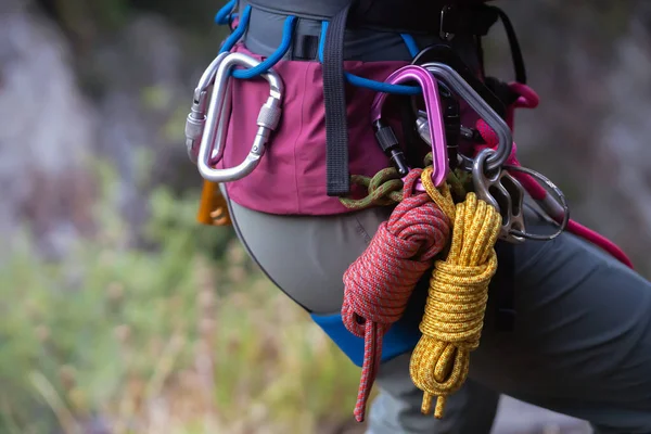 Tırmanış Ekipmanları Halatlar Karabinalar Emniyet Kemerleri Kayalara Tırmanan Bir Kızın — Stok fotoğraf