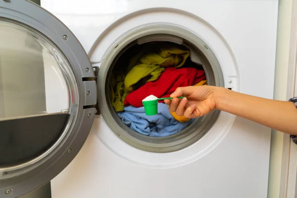 Bir Kadının Eli Içinde Parlak Şeyler Olan Çamaşır Makinesinin Arka — Stok fotoğraf