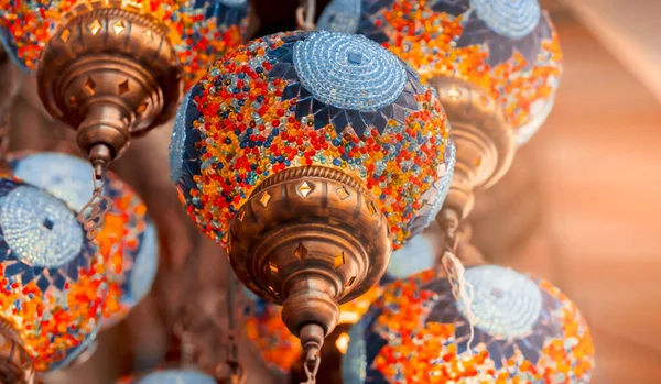 Базаре Висят Ближневосточные Ямбы Разных Цветов Размеров Яркие Традиционные Арабские — стоковое фото