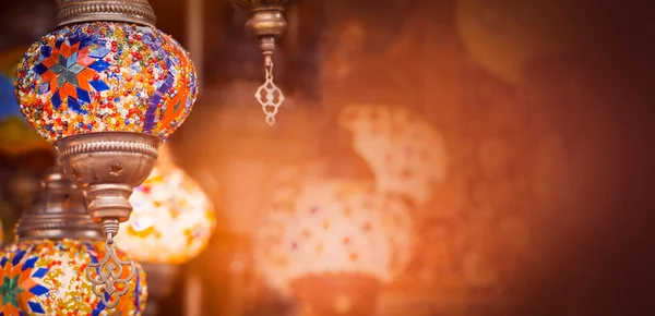 Базаре Висят Ближневосточные Ямбы Разных Цветов Размеров Яркие Традиционные Арабские — стоковое фото
