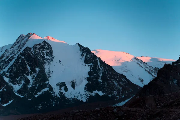 Prachtig Majestueus Landschap Met Besneeuwde Bergen Gletsjers Laatste Zonnestralen Bij — Stockfoto