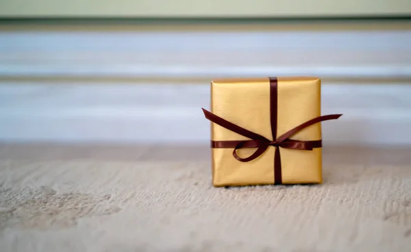 Small Cute Gift Stylish Gold Package Tied Thin Ribbon Closeup — Stock Photo, Image
