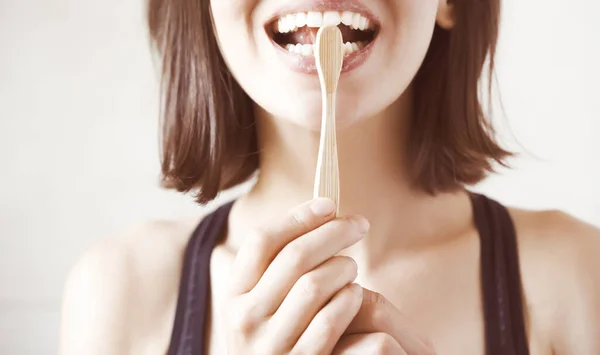 Молодая Девушка Чистит Зубы Зубной Нитью Женщина Заботится Своей Белоснежной — стоковое фото