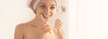 Genç bir kız banyoda dinlendikten sonra dişlerini aynanın yanında fırçalar, kadın havluya sarılır ve vücudunun ve dişlerinin sağlığıyla ve güzelliğiyle ilgilenir..