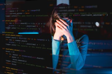 Genç bir kız elleriyle yüzünü gizliyor, gece geç saatlerde internette dizüstü bilgisayarda çalışıyor, yorgun bir kadın yeni bir proje yaratmak ve e-öğrenim görmek için cihazını kullanıyor ve çok çalışıyor..