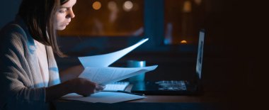Genç bir kız kulaklık tutuyor, müzik dinliyor ve beste yapıyor, bir kadın odasının penceresinde dizüstü bilgisayarıyla oturuyor, çalışıyor ve sesten zevk alıyor..