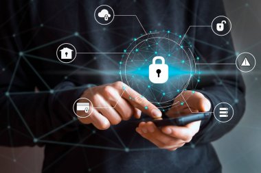 Adam elinde bir cep telefonu tutuyor, uygulamayı kullanıyor ve ek koruma sağlıyor, verileri için şifreler ayarlıyor, cihazın ticari ve kişisel iletişim için güvenli kullanımı, simgelerle yakınlaşıyor.