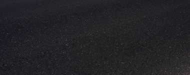 Siyah desenli arkaplan, taneli gri renk, asfalt yol yakın çekim afişi ve kopyalanmış afiş.