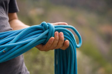 Dağlarda iple tırmanan bir adam. İspanya 'nın dağlarına tırmanmak. Teknik dağcılık.