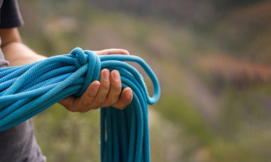 Dağlarda iple tırmanan bir adam. İspanya 'nın dağlarına tırmanmak. Teknik dağcılık.