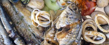 Lezzetli ızgara balık tabağı, farklı balık türleri, sardalyalar, somon ve deniz ürünleri, deniz tarakları, Atlantik Okyanusu 'ndan gelen mürekkep balığı halkaları, Kanarya Adaları' ndaki bir restoranda servis ediliyor..