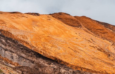 Güneş batarken adalarda volkanik lav oluşumu, Atlas Okyanusu 'ndaki adalarda yanardağ olan kırmızı gölgelerde güzel bir arazi. Tenerife, Teide Ulusal Parkı.