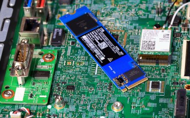Yeşil anakart arkaplanındaki mavi SSD PCle NVME M2