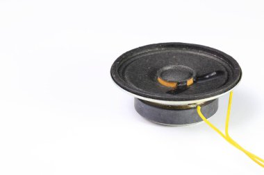 Beyaz arkaplanda izole edilmiş parçalar olarak küçük sözcü.