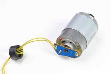 Elektrik DC motorları (AC servo motor, DC fırçasız motor ve hız kontrol cihazıyla birlikte doğrudan elektrik akımıyla çalışan basamaklı motor).