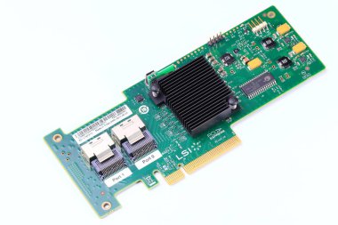 Çift mini sas konnektörlü Disk dizisi denetleyici kartı (Raid) beyaz arkaplan üzerinde izole 